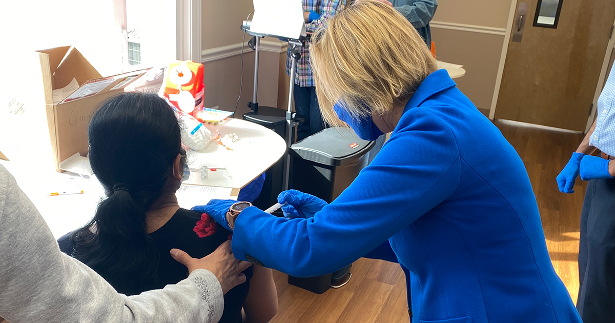 Senator Collett visits vaccine clinic