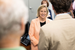 14 de junio de 2023: La senadora Collett acoge la inauguración de la oficina del distrito.