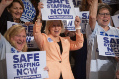 28 de junio de 2023: La senadora Collett participó esta noche en un mitin en la Rotonda Principal para celebrar la aprobación por la Cámara de la Ley de Seguridad del Paciente, que regula los niveles mínimos de dotación de personal para los centros de salud.