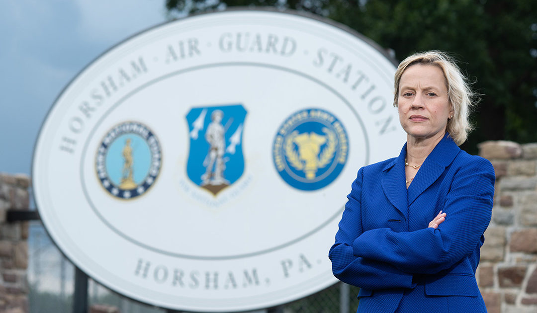 La Senadora Maria Collett frente a la Estación de la Guardia Aérea de Horsham