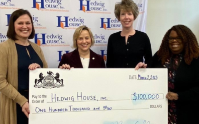 La senadora Collett anuncia 100.000 dólares para la iniciativa sanitaria comunitaria Hedwig House