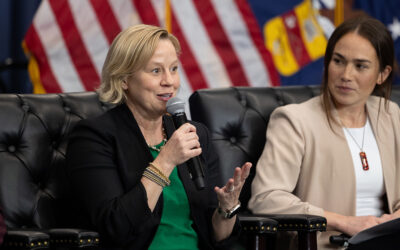La senadora Collett habla de los permisos retribuidos y la política contra el acoso sexual en un panel del Departamento de Trabajo de EE.UU. en Washington